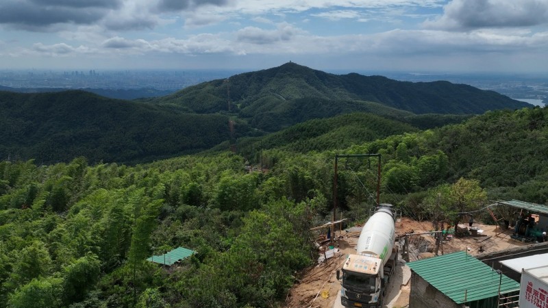 The construction progress of the cable car support infrastructure from the lower station to the upper station of Meiling Cloud Scenic Area has exceeded half