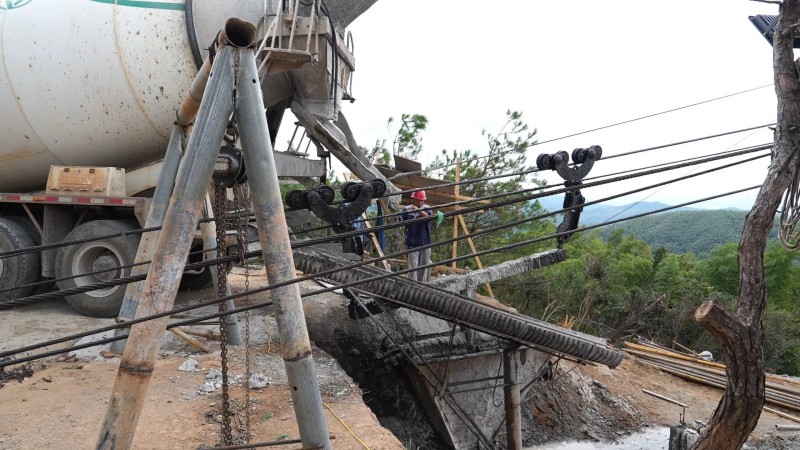 The construction progress of the cable car support infrastructure from the lower station to the upper station of Meiling Cloud Scenic Area has exceeded half